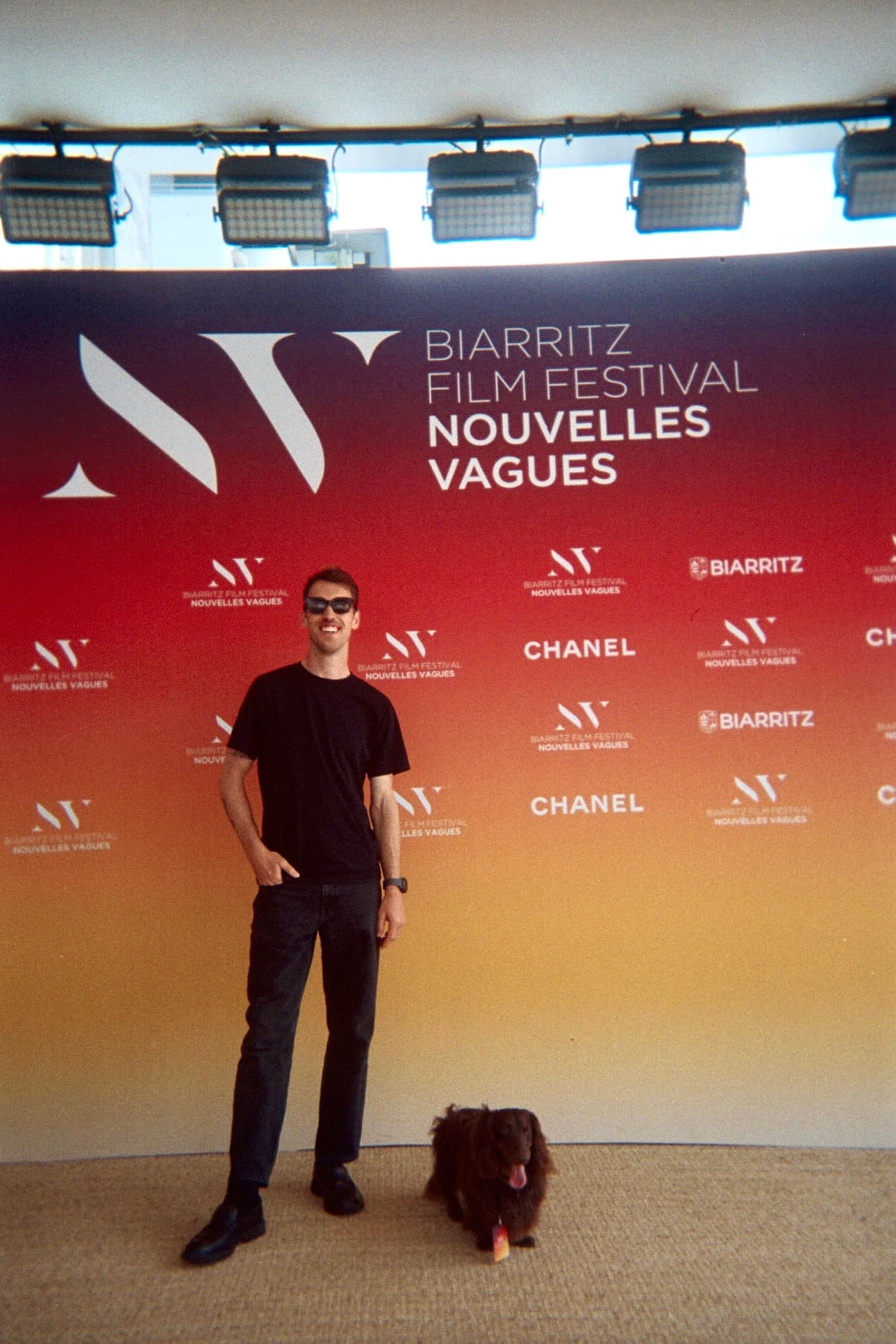 Loïc Simon en repérage sur un site événementiel, en noir et blanc