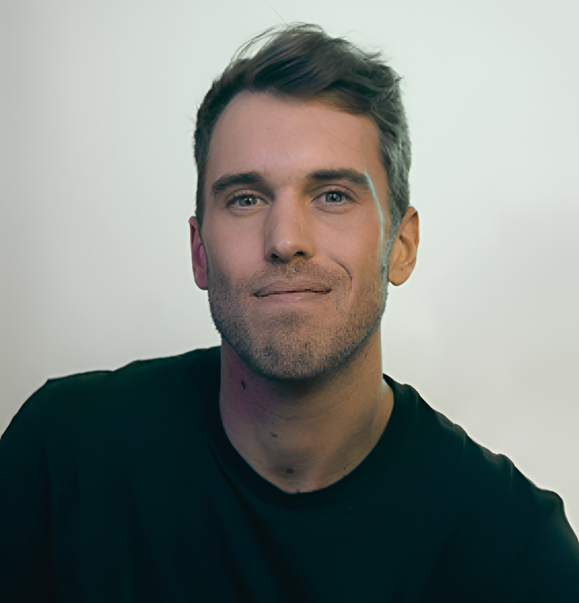 Loïc Simon, chargé de production et coordination événementielle, portrait en noir et blanc
