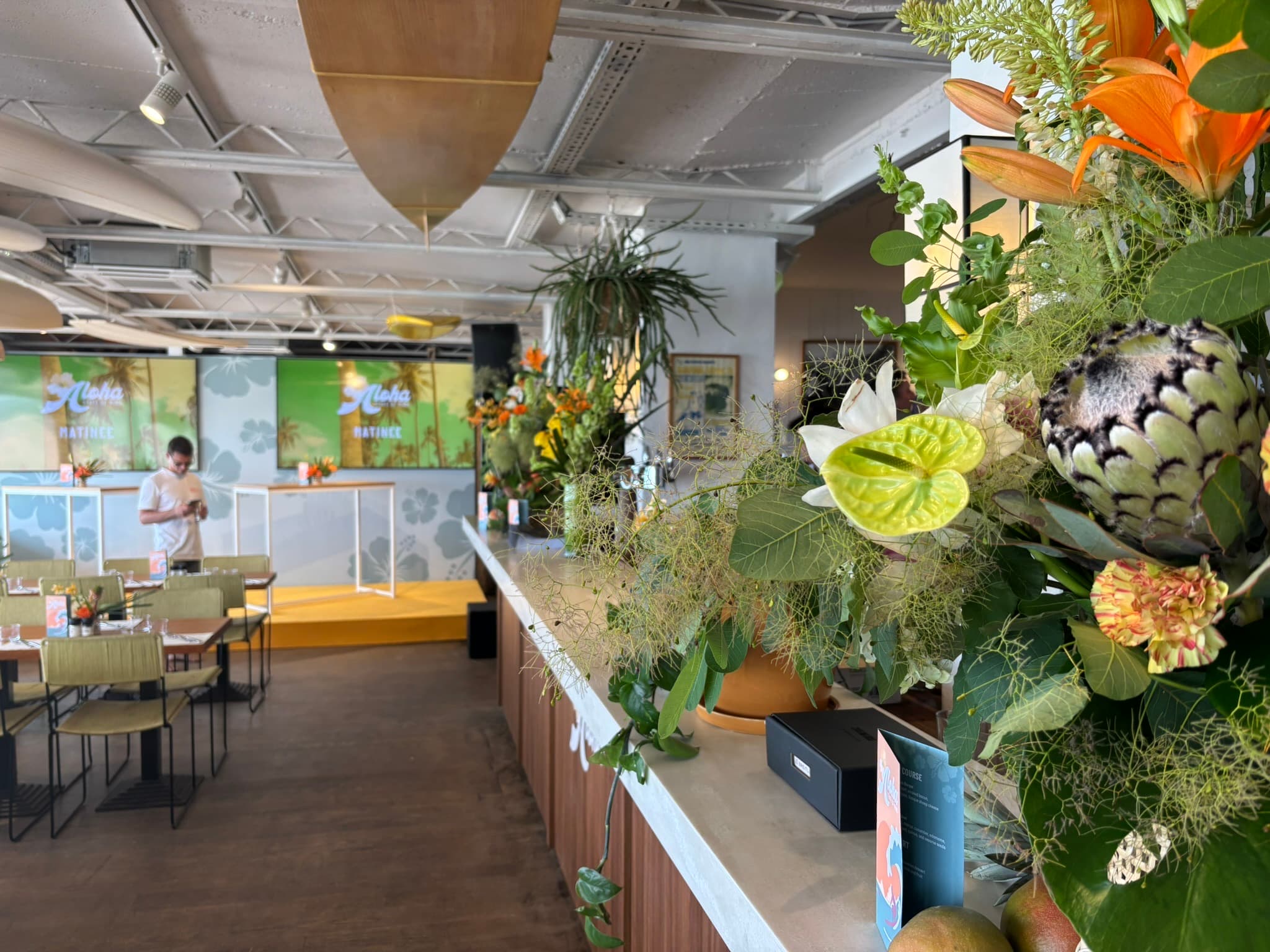 Espace d'accueil Breitling en intérieur, compositions florales sur le comptoir avant l'ouverture