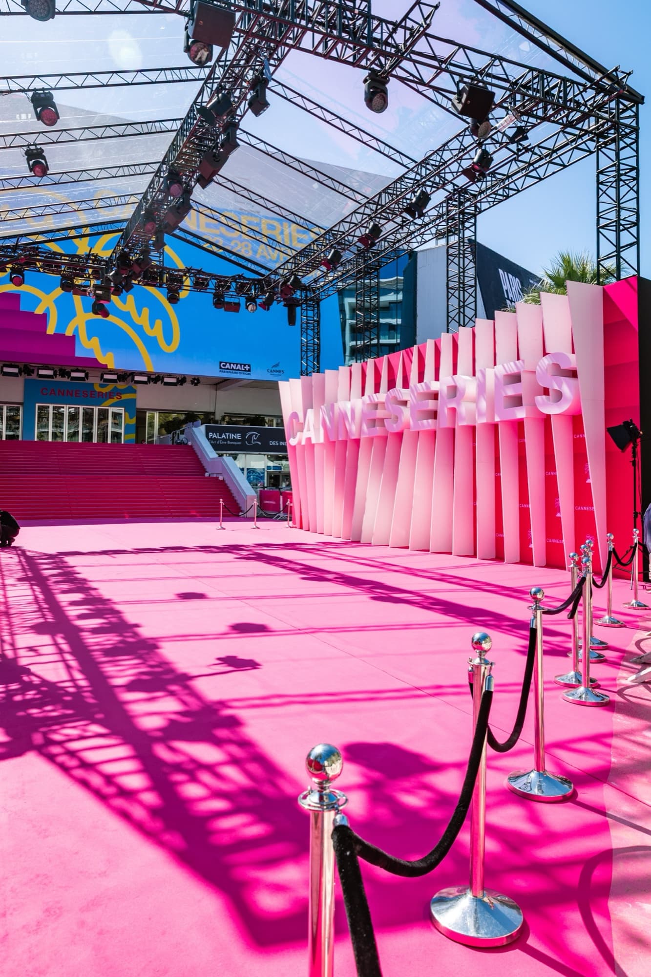 Tapis rose et lettrage CANNESERIES devant le Palais, montage terminé avant ouverture
