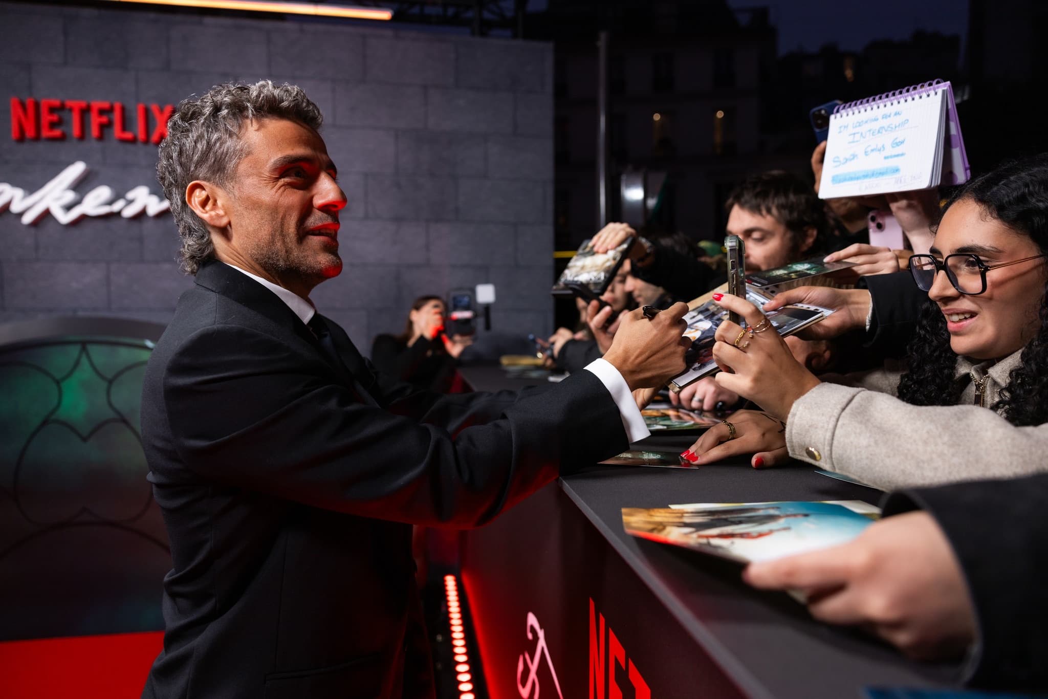 Signature d'autographes au public derrière les barrières de l'avant-première Netflix
