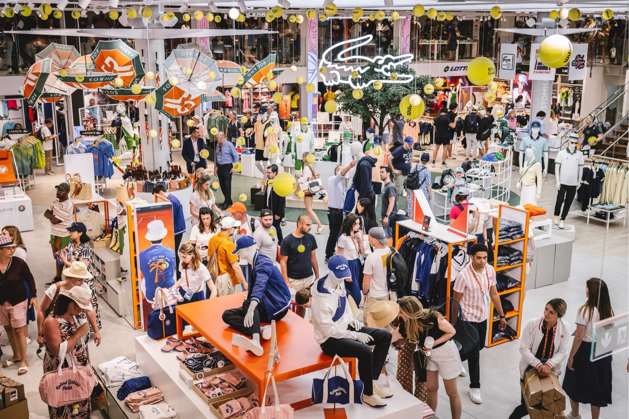 Boutique officielle de Roland-Garros vue de dessus pendant l'affluence