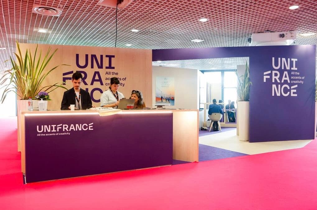 Comptoir d'accueil Unifrance dans un espace de marché du film