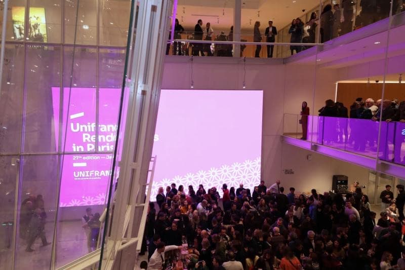 Soirée d'ouverture des Rendez-vous Unifrance à Paris, atrium vitré et invités sur deux niveaux