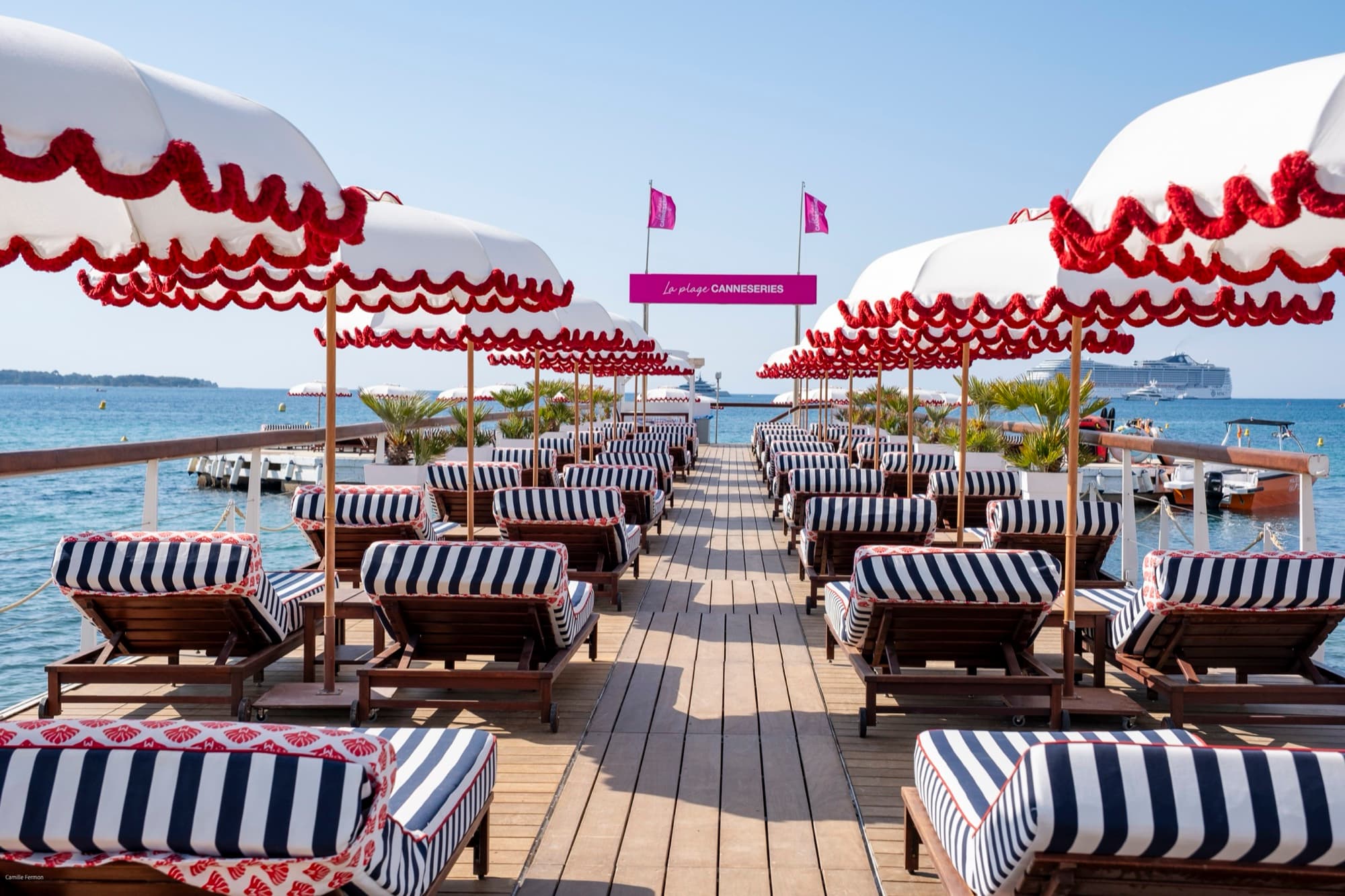 Ponton de plage privatisé pour CANNESERIES, transats et parasols alignés