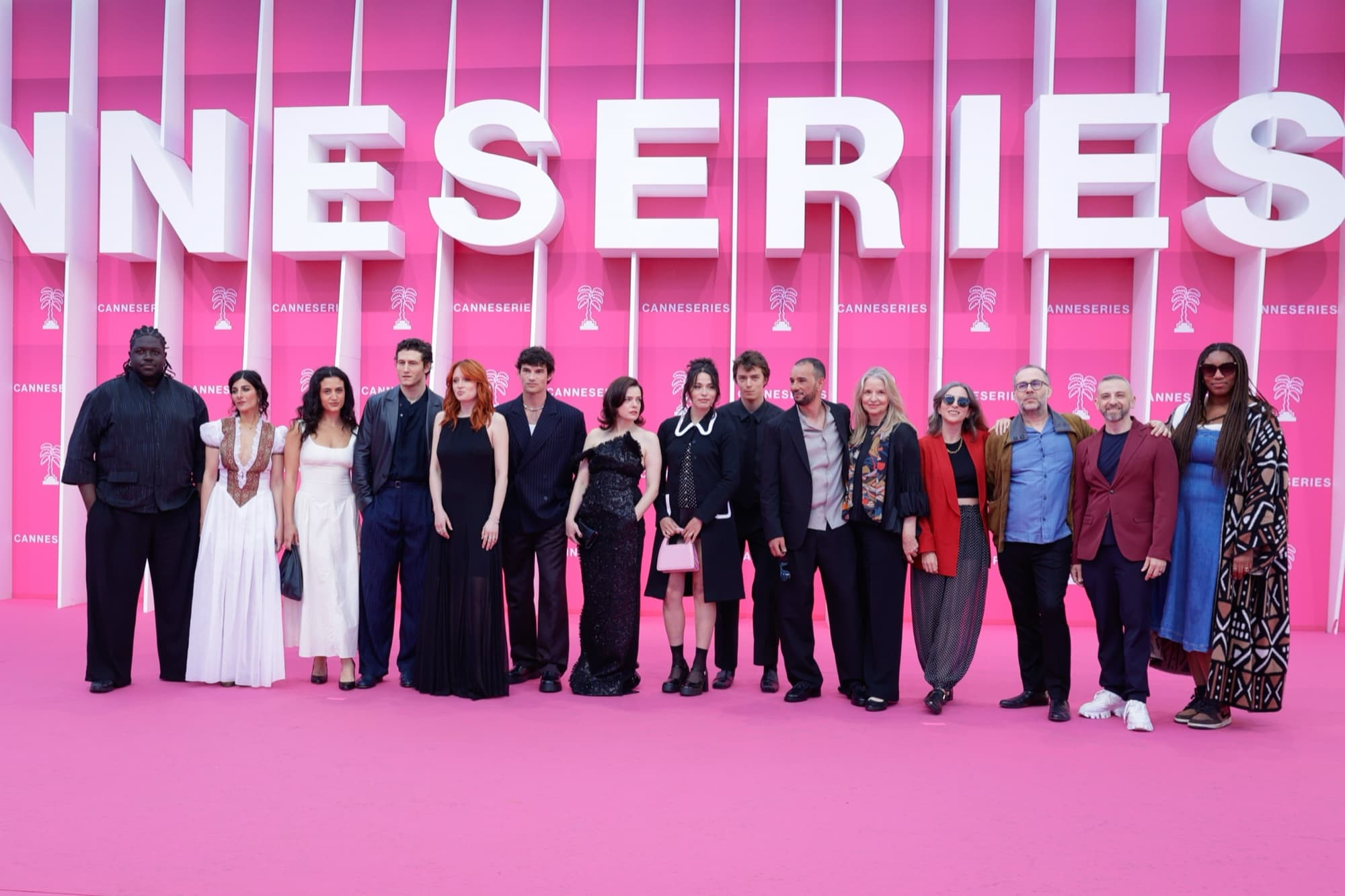 Équipe d'une série au photocall CANNESERIES, sur le tapis rose