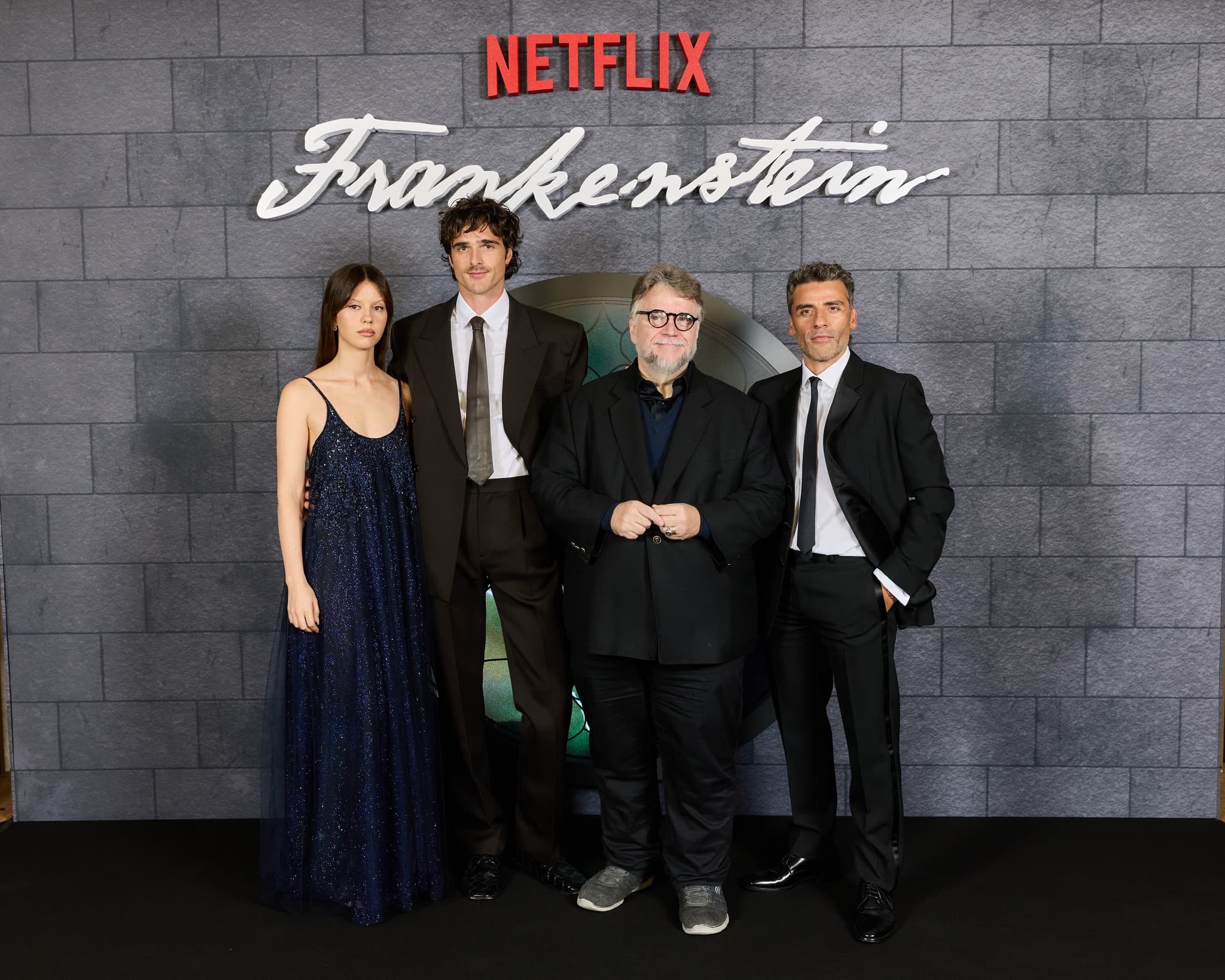 Photocall Netflix Frankenstein au Grand Rex, quatre invités devant le mur aux armoiries