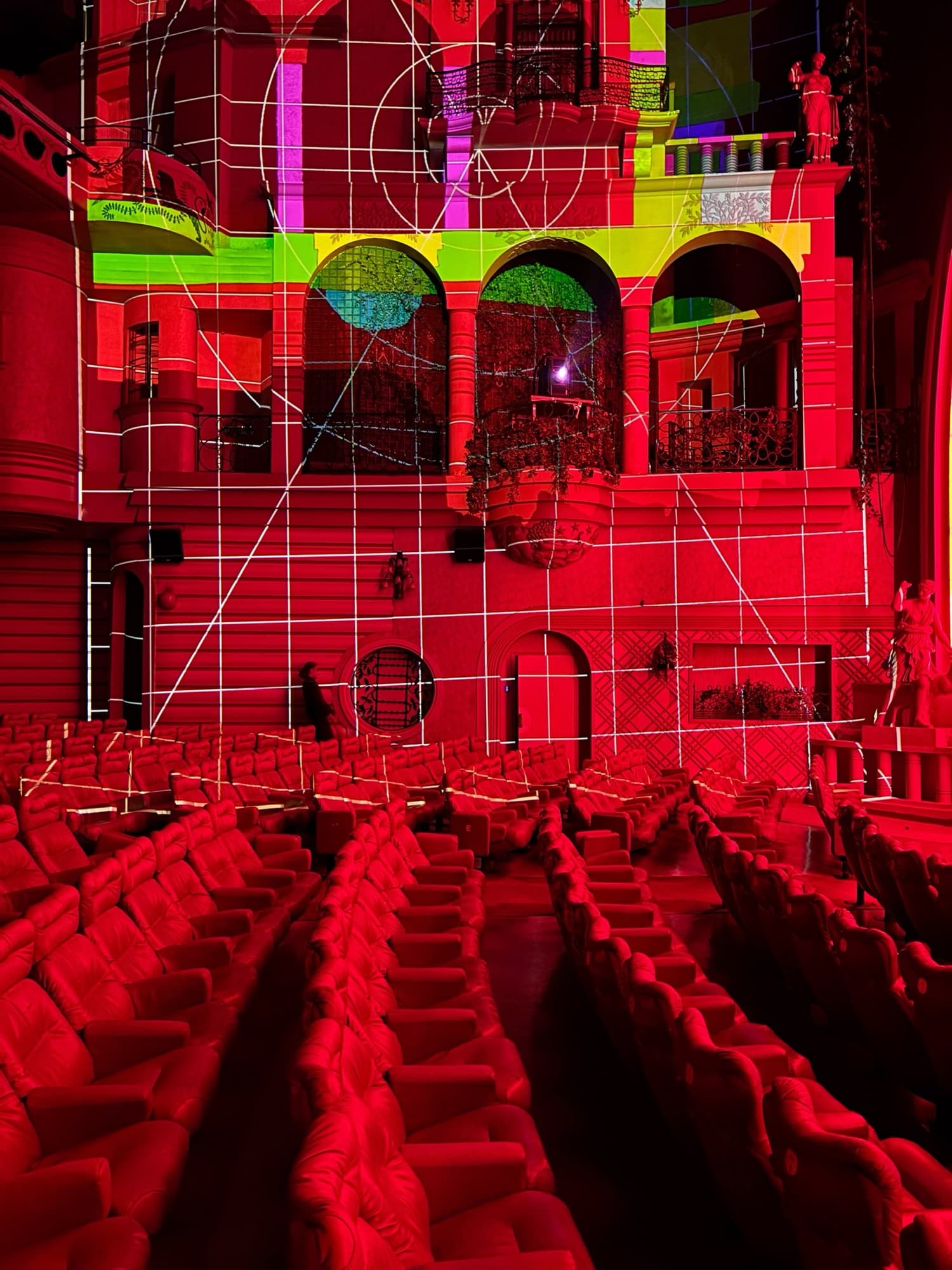 Salle du Grand Rex vide avant l'accueil, mapping vidéo projeté sur la scénographie