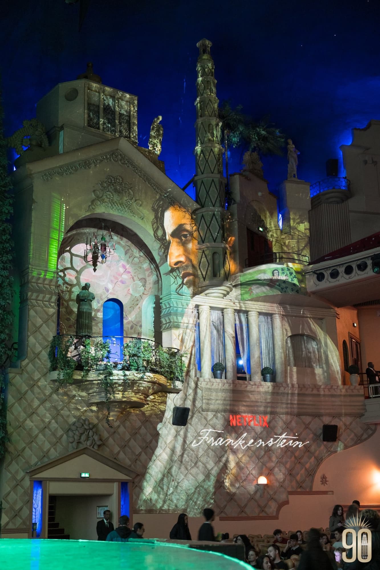 Décor du Grand Rex habillé aux couleurs du film pendant l'accueil du public