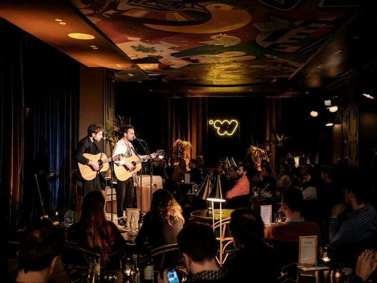 Concert acoustique sur la scène de we are_, salle pleine